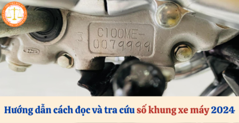 Kiểm tra số khung số máy trên xe Honda Vario 125 cũ để đối chiếu với giấy tờ xe.